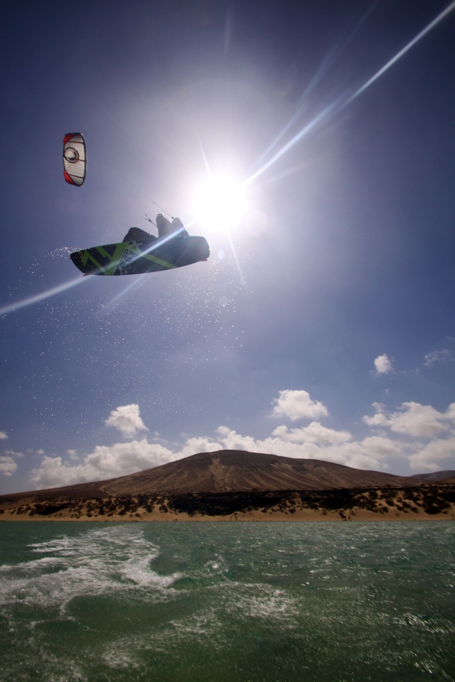  在阳光下风筝冲浪 